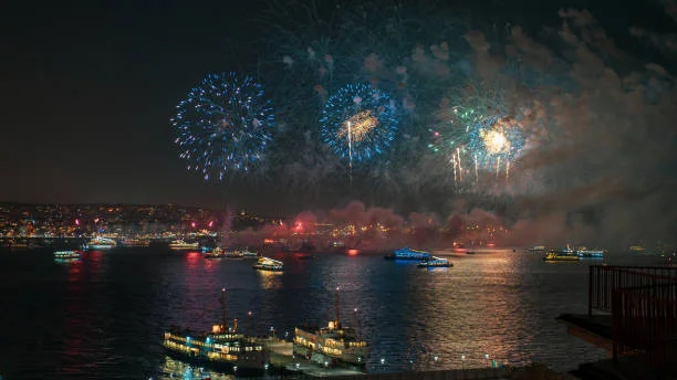 DJ Performansından Oryantal Şova: 2026 Teknede Yılbaşı Programı Detayları