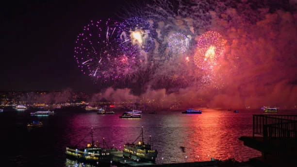 Boğaz’da Yılbaşı Gecesi: 2026’nın En Renkli Teknede Parti Programı