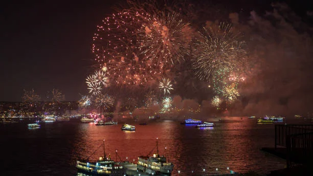 Romantik Bir Yılbaşı Akşamı İçin En İyi Teknede Menü Seçenekleri